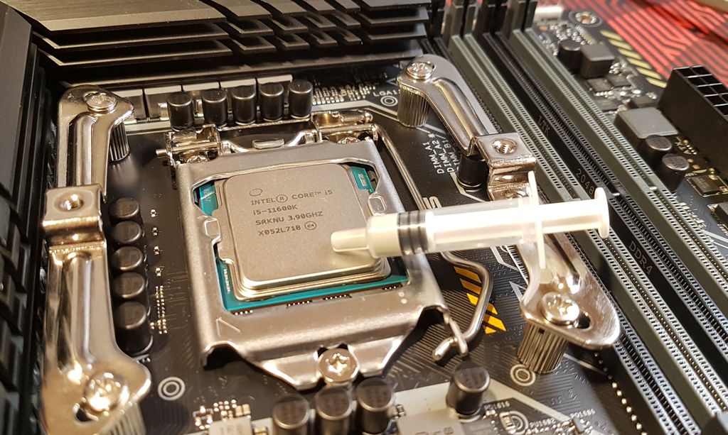 Mounting the Intel Core i5-11600K on the Z590 motherboard