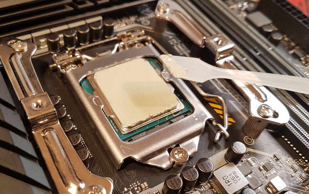 Mounting the Intel Core i5-11600K on the Z590 motherboard