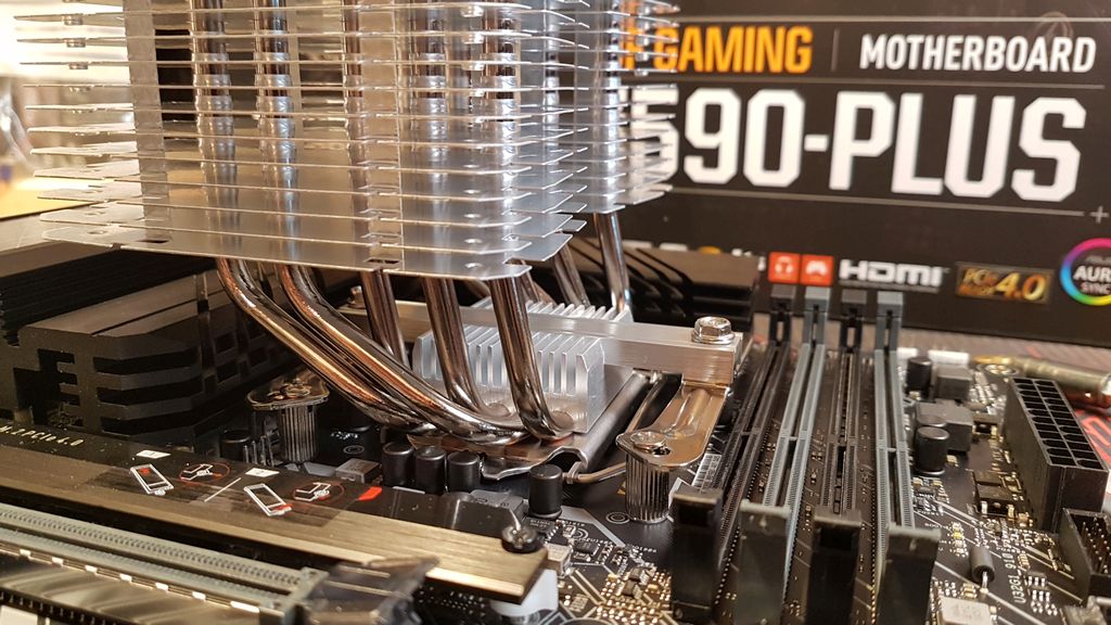 Mounting the Intel Core i5-11600K on the Z590 motherboard