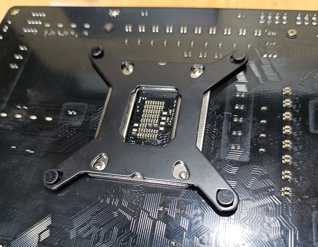 Assembling the Geeks3D Core Ultra 7 265K test bench