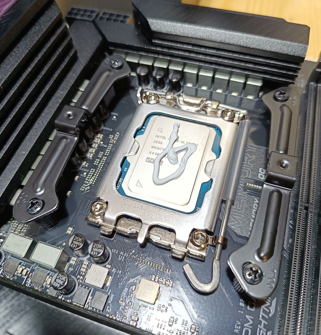 Assembling the Geeks3D Core Ultra 7 265K test bench