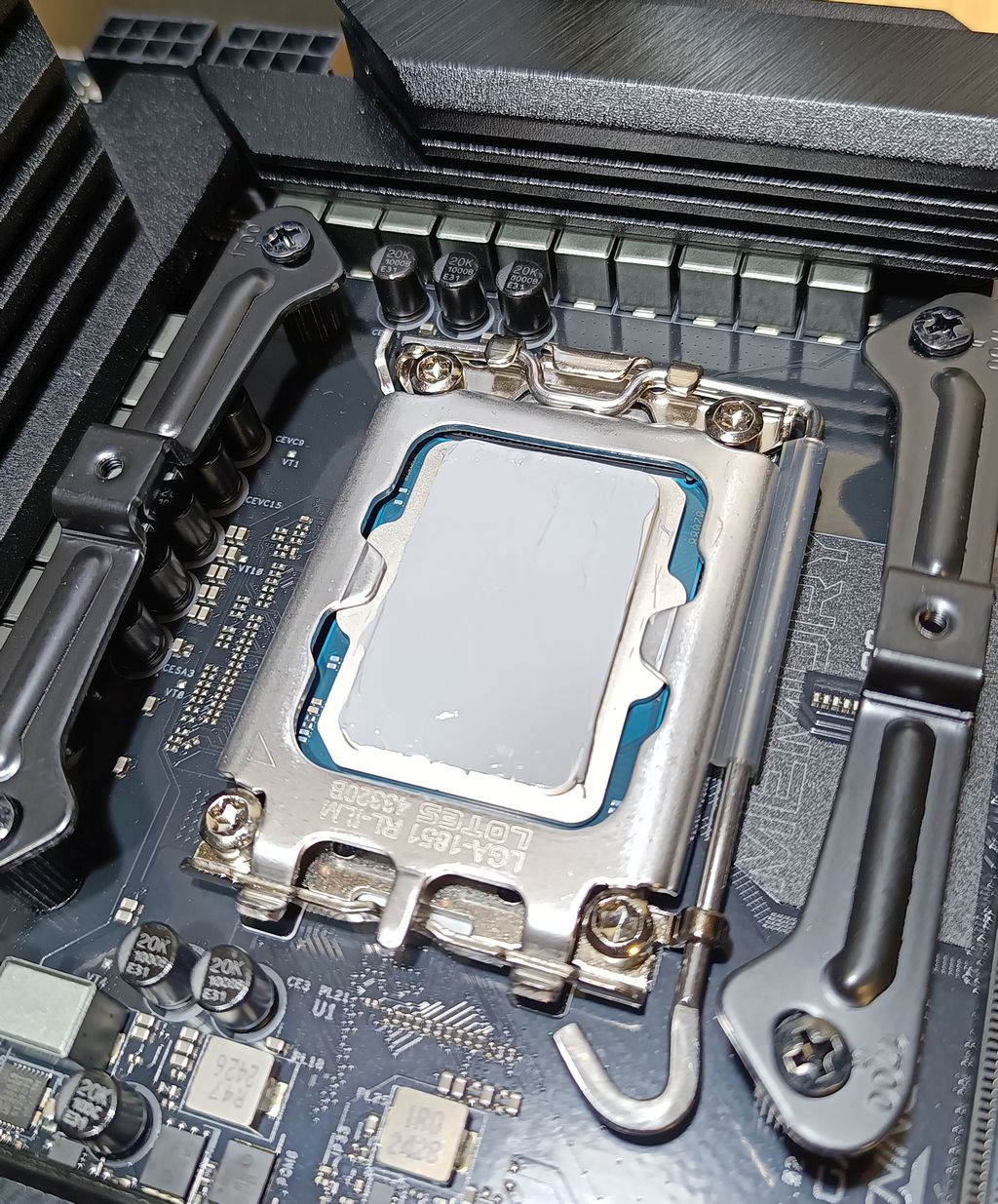 Assembling the Geeks3D Core Ultra 7 265K test bench